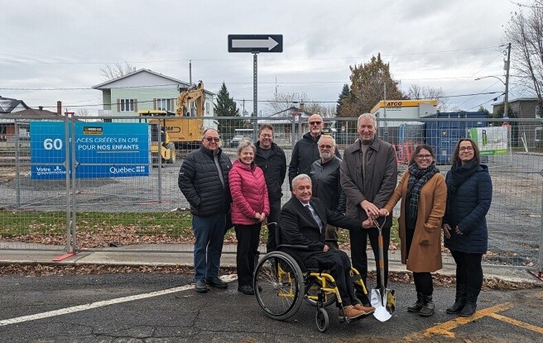 Pelletée de terre symbolique pour le futur CPE de Sainte-Hélène-de-Bagot